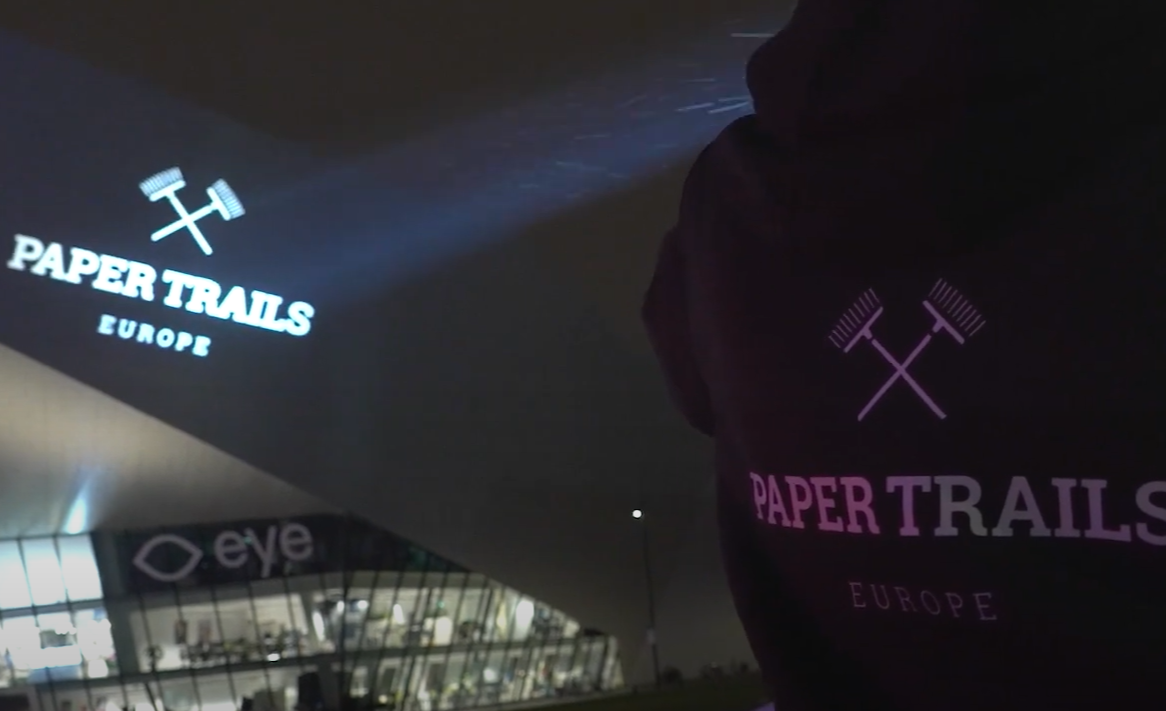 Guerrilla-actie en videoprojectie op Amsterdam Centraal Station.